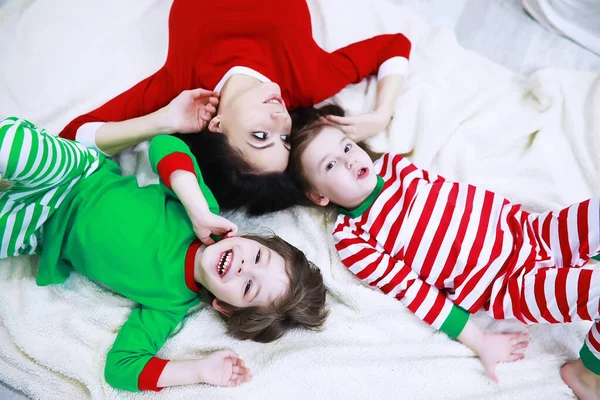 Uma Família Pijama Listrado Está Descansando Casa Crianças Vestidas Duendes — Fotografia de Stock