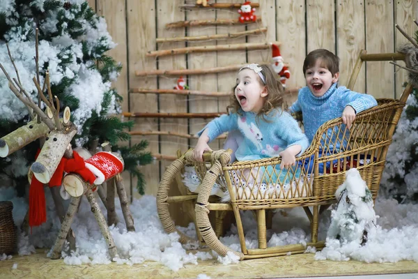 Una Giovane Famiglia Con Bambini Decora Casa Vacanze Capodanno Attesa — Foto Stock