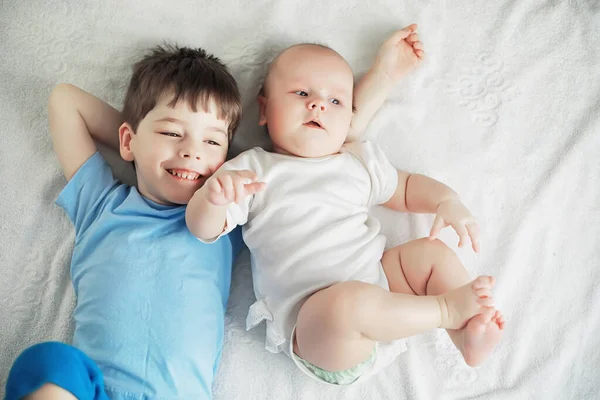 Los Niños Yacen Cama Junto Bebé Recién Nacido Hermanita Emociones —  Fotos de Stock