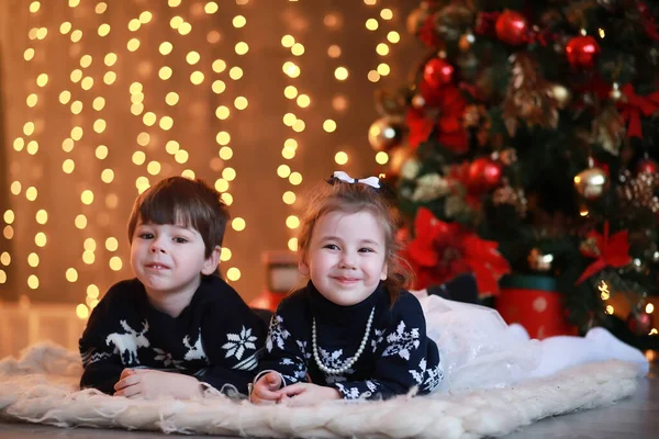 Uma Jovem Família Com Crianças Decora Casa Para Férias Eva — Fotografia de Stock