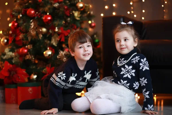Dům Dovolenou Zdobí Mladá Rodina Dětmi Silvestr Čeká Nový Rok — Stock fotografie