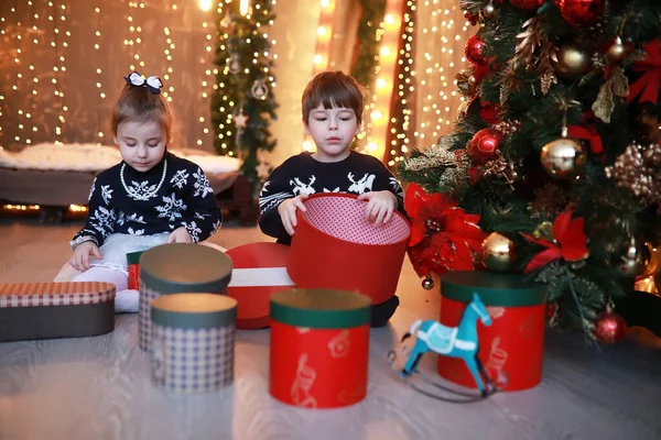 Una Giovane Famiglia Con Bambini Decora Casa Vacanze Capodanno Attesa — Foto Stock