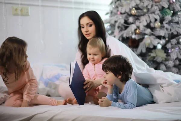 Family Children Having Fun Bed Covers Christmas Holidays — Stock Photo, Image