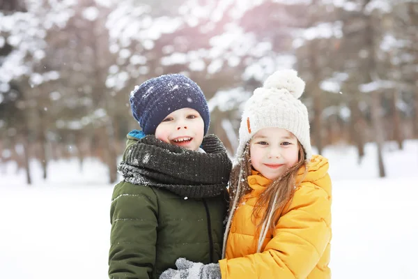 Família Feliz Brincando Rindo Inverno Livre Neve Parque Cidade Dia — Fotografia de Stock