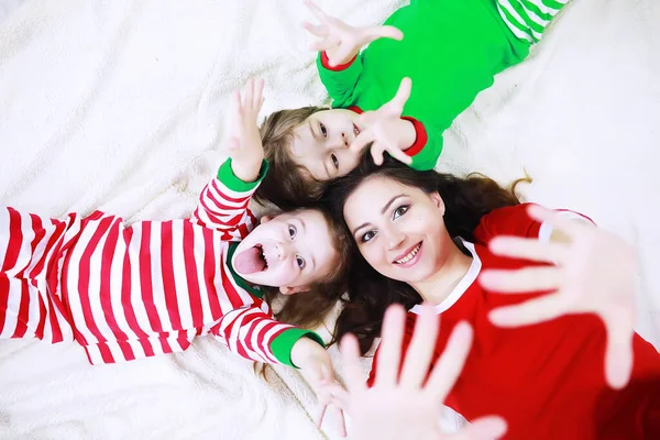 Rodina Pruhovaném Pyžamu Odpočívá Doma Malé Děti Převlečené Elfy Leží — Stock fotografie