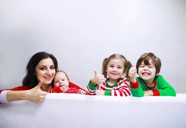 Uma Família Pijama Listrado Está Descansando Casa Crianças Vestidas Duendes — Fotografia de Stock