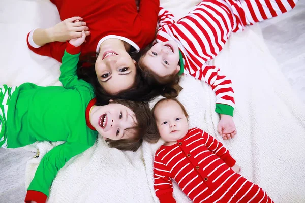 Uma Família Pijama Listrado Está Descansando Casa Crianças Vestidas Duendes — Fotografia de Stock