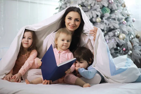 Una Familia Con Niños Divirtiéndose Cama Bajo Las Sábanas Durante —  Fotos de Stock