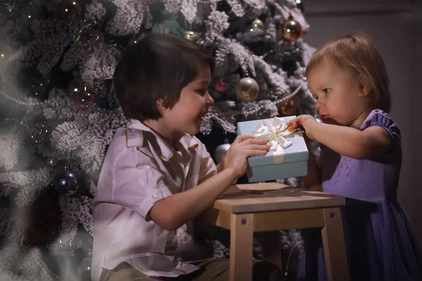 Kind Schicker Kleidung Vor Dem Weihnachtsbaum Warten Auf Das Neue — Stockfoto