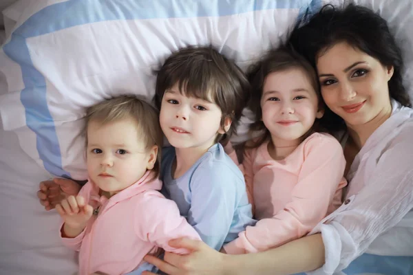 Een Gezin Met Kinderen Die Zich Vermaken Het Bed Onder — Stockfoto
