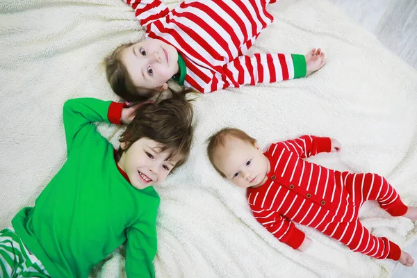 Una Famiglia Pigiama Righe Sta Riposando Casa Bambini Vestiti Elfi — Foto Stock