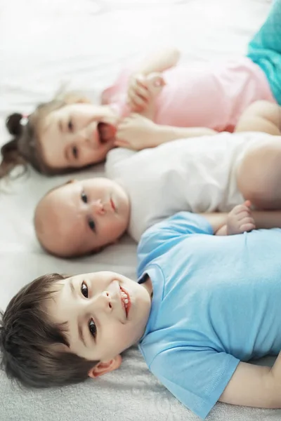 Crianças Deitam Cama Lado Bebé Recém Nascido Irmãzinha Emoções Infantis — Fotografia de Stock