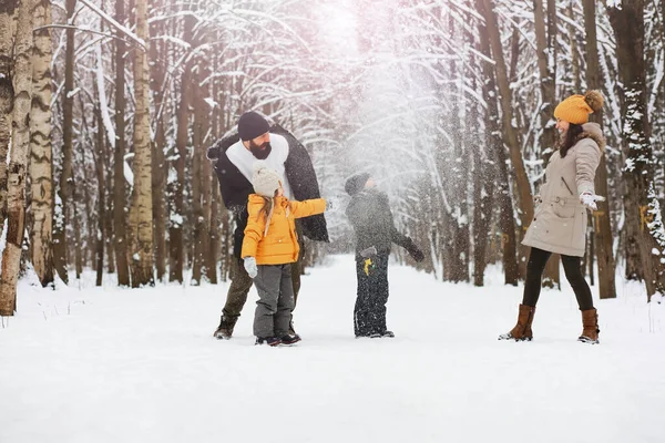 Familia Feliz Jugando Riendo Invierno Aire Libre Nieve Parque Ciudad —  Fotos de Stock