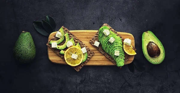 Avocado Cooking Recipes Ripe Green Avocado Wooden Cutting Board Serving — Stock Photo, Image