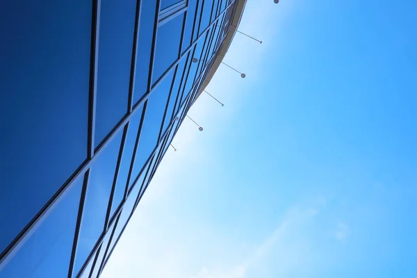 Detalhe Arquitetônico Fachada Com Múltiplas Reflexões Outros Edifícios Sol Exterior — Fotografia de Stock