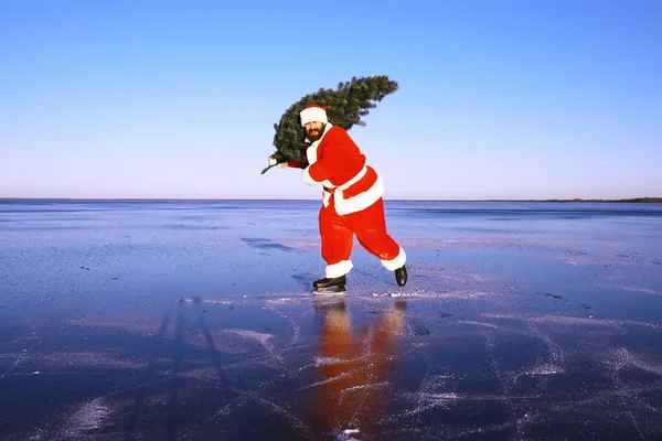산타클로스는 크리스마스 트리와 선물을 가지고 새해를 크리스마스에 아이스 스케이트를 산타클로스 — 스톡 사진