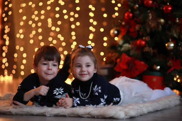 Una Giovane Famiglia Con Bambini Decora Casa Vacanze Capodanno Attesa — Foto Stock