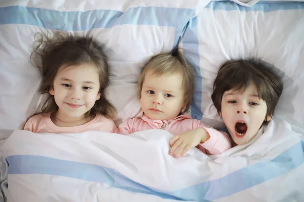 Una Famiglia Con Bambini Che Divertono Sul Letto Sotto Coperte — Foto Stock