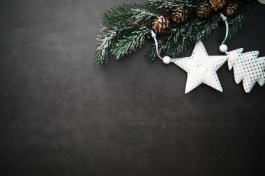 Evergreen ağaç oyuncakları, kar taneleri, küreler ve arka planda köknar dalı, metin için yeri olan Xmas tebrik kartı