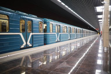 Boş koltuklu metro vagonu. Boş metro vagonu.