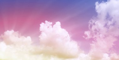 Gökyüzü bulutlarla mavidir, doğası gereği güzeldir. Mavi gökyüzü beyaz bulutlu