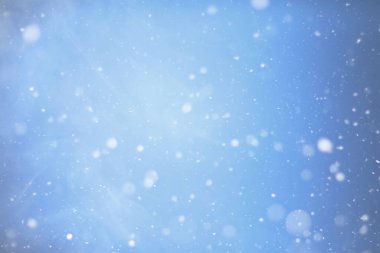 Gökyüzü bulutlarla mavidir, doğası gereği güzeldir. Mavi gökyüzü beyaz bulutlu