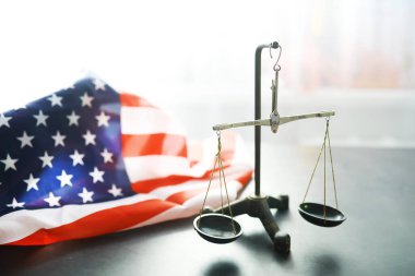 Birleşik Devletler Hukuku, adalet terazisi ve Amerikan bayrağı. Kavram. Para.