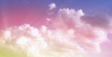 Gökyüzü bulutlarla mavidir, doğası gereği güzeldir. Mavi gökyüzü beyaz bulutlu