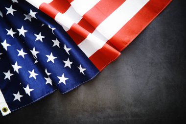 ABD bayrağını dalgalandırmak. Anma Günü veya 4 Temmuz için Amerikan bayrağı. Koyu arkaplanda Amerikan bayrağına yakın çekim