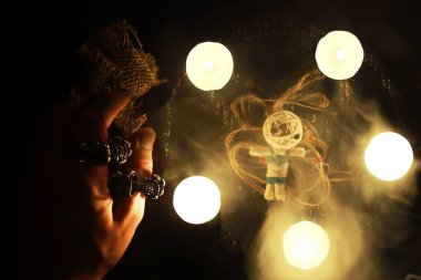 Büyülü bebeklerle, tarot kartlarıyla, kitaplarla, şeytani mumlarla ve cadılık objeleriyle dolu mistik bir hayat. Kehanet ayini.