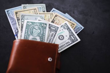 Nakit para büyük bir yığının içinde finans geçmişi olarak. Kağıt paralar kapansın. Üst görünüm