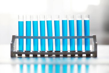 Test tüpü yeni sıvı çözelti potasyum mavisi taşar. Analiz reaksiyonu için çeşitli reaksiyonlar kullanılır. 