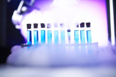 Test tüpü yeni sıvı çözelti potasyum mavisi taşar. Analiz reaksiyonu için çeşitli reaksiyonlar kullanılır. 