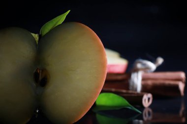 Siyah arka planda elma dilimleri olan kompozisyon. Siyah arka planda su damlaları olan bir dilim elma. Sofrada sulu elma.