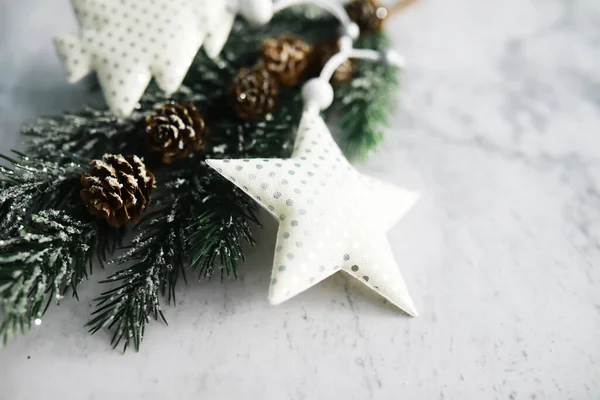 Evergreen Boom Handgemaakt Speelgoed Sneeuwvlokken Bollen Sparren Tak Stenen Achtergrond — Stockfoto