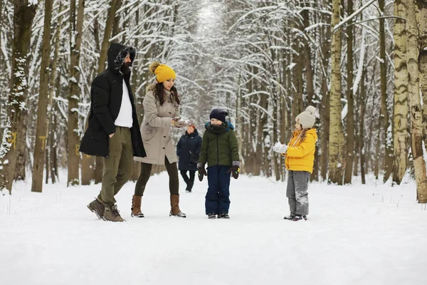 Familia Feliz Jugando Riendo Invierno Aire Libre Nieve Parque Ciudad — Foto de Stock