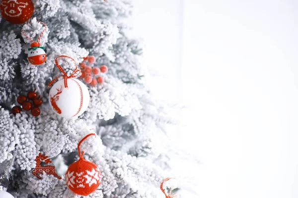 Рождественские Каникулы Серебряная Красная Безделушка Висит Украшенном Дереве Боке Снегом — стоковое фото