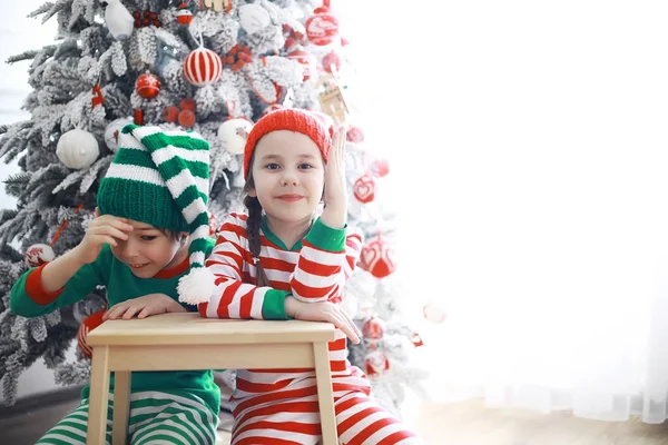 Los Niños Lindos Trajes Elfo Navidad Una Habitación Bellamente Decorada — Foto de Stock