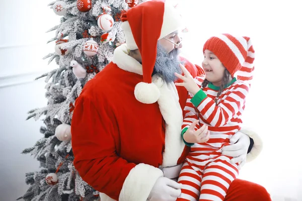 Ajudantes Papai Noel Crianças Bonitos Trajes Elfo Natal Quarto Lindamente — Fotografia de Stock