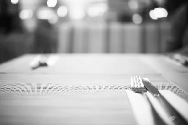 レストランのテーブルの上のカトラリー ナイフ フォーク スプーン インテリア — ストック写真