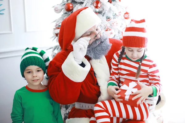 Pomocnicy Cute Dzieci Kostiumach Elfa Bożego Narodzenia Pokoju Pięknie Urządzone — Zdjęcie stockowe