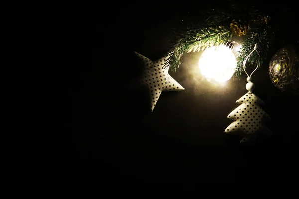 长青树手工制作的玩具 石制背景的球状和冷杉枝条 圣诞贺卡 带有文字空间 — 图库照片