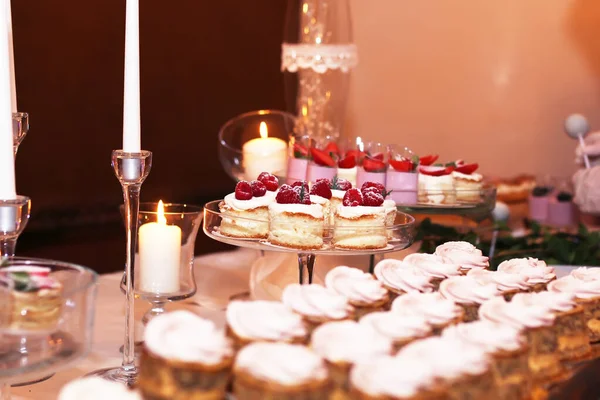 Cateringtafel Gesneden Chocoladekoeken Versierd Met Verse Frambozen Noten — Stockfoto