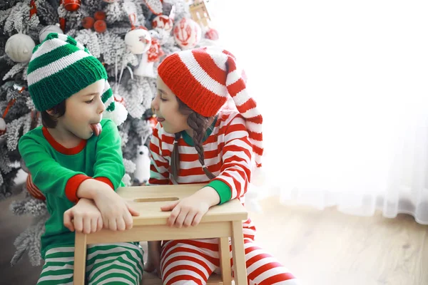 Los Niños Lindos Trajes Elfo Navidad Una Habitación Bellamente Decorada — Foto de Stock