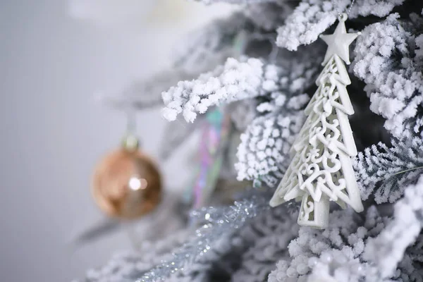 圣诞节背景 银白色和红色的便宜货挂在树上 上面装饰着防波堤和雪 复制空间 — 图库照片