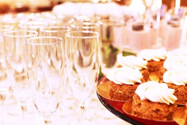 Yemek masası dilimlenmiş çikolatalı kekler taze ahududu ve fındıkla süslenmiş.