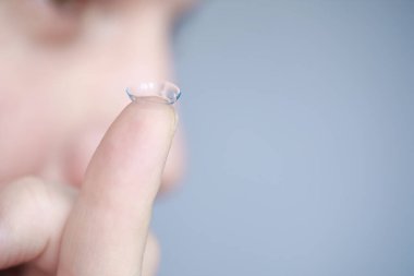 Kötü görüş kavramı. Kontak lens ve gözlüğü elinizde tutun. Reklam gözlükleri ve lensler için poster.