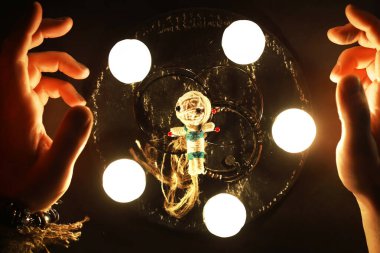 Büyülü bebeklerle, tarot kartlarıyla, kitaplarla, şeytani mumlarla ve cadılık objeleriyle dolu mistik bir hayat. Kehanet ayini.