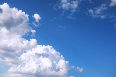 Gökyüzü bulutlarla mavidir, doğası gereği güzeldir. Mavi gökyüzü beyaz bulutlu