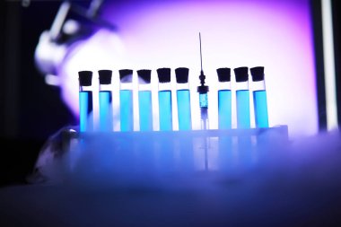Test tüpü yeni sıvı çözelti potasyum mavisi taşar. Analiz reaksiyonu için çeşitli reaksiyonlar kullanılır. 